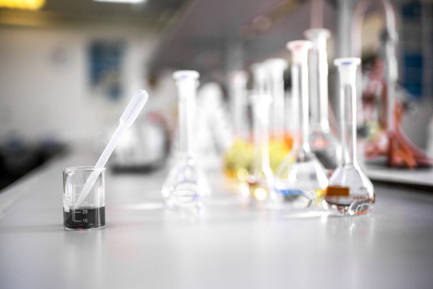 制药实验室的化学设备特写图片下载