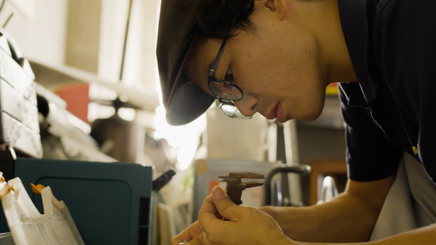 那个人正在打开一个工具箱。图片下载