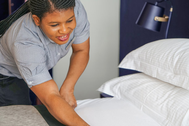 在酒店整理床铺的非洲女佣图片下载