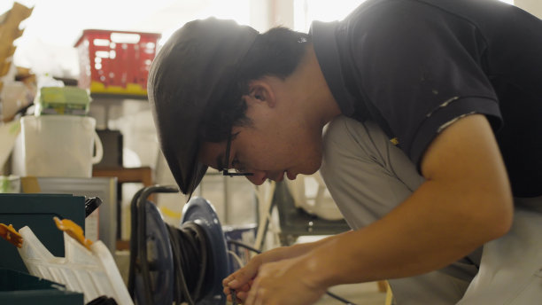 那个人正在打开一个工具箱。图片下载