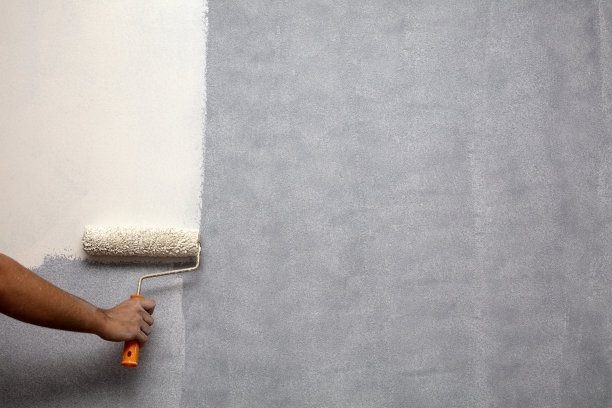 家庭油漆工正在用油漆滚筒刷墙图片下载