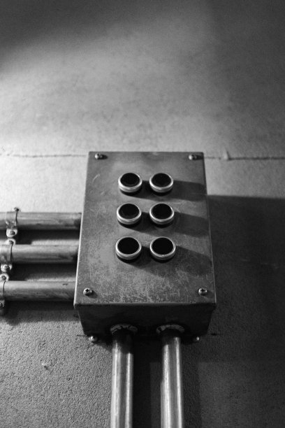 墙上有六个黑色按钮的盒子图片下载