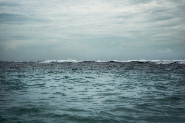 暴风雨来临前的海浪景色和戏剧性的阴天图片下载