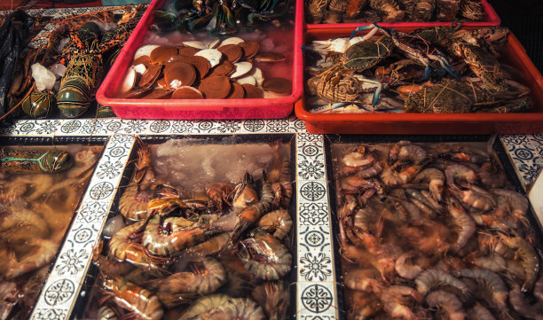 生海鲜市场展示虎虾、螃蟹、龙虾和贻贝图片下载