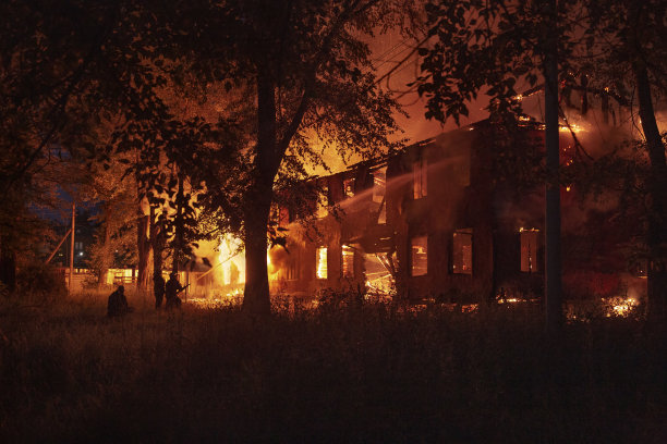 消防队员扑灭着火的房子图片下载