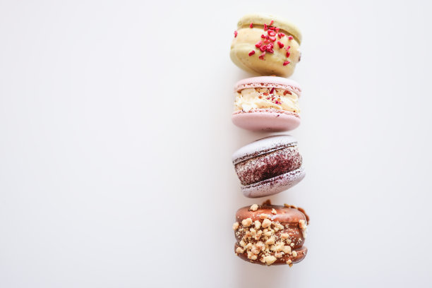马卡龙在白色背景上平铺，留有文字空间图片下载