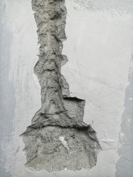 工人在白砖墙上为安装电线而做的深深的沟槽和孔洞。为了安装电缆，墙被打破了。图片下载