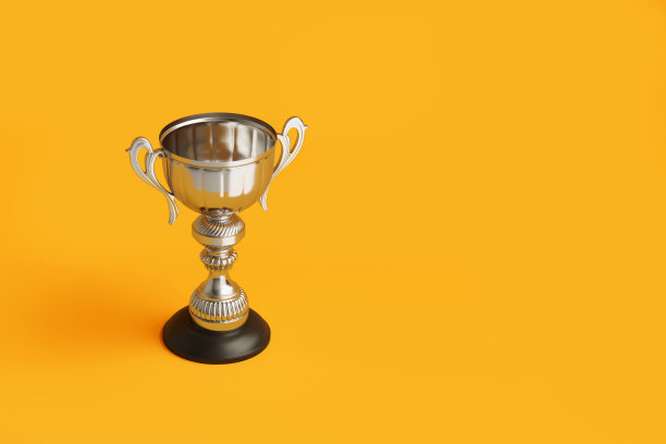 银杯放在黄色背景上图片下载