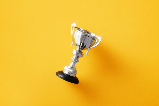 银杯放在黄色背景上图片下载