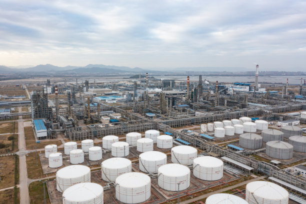 大型化工厂的储油罐图片下载