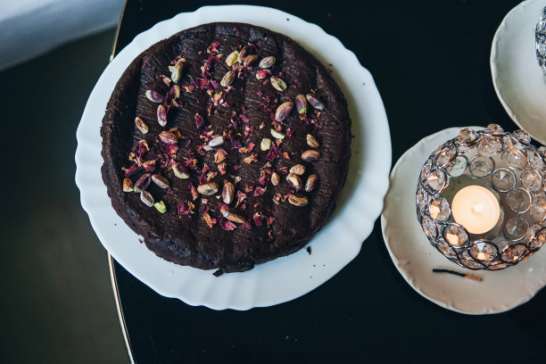 巧克力蛋糕放在有蜡烛的桌子上图片下载