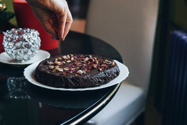 在巧克力蛋糕上添加坚果和香料图片下载
