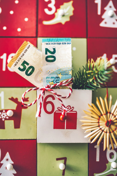 钱作为圣诞节的礼物图片下载