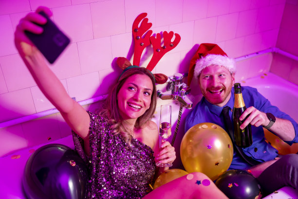 新人们在新年聚会上自拍图片下载