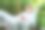 十几岁的女孩坐在吊床上使用智能手机休闲学习交流图片下载