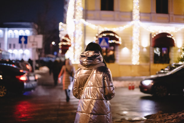 后景的女人走在城市的夜晚在冬天图片下载