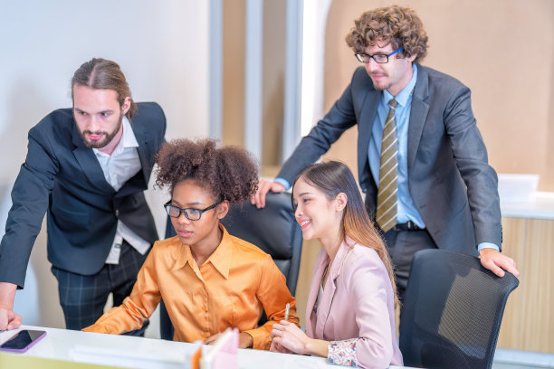 一群在办公室工作的创业同事图片下载