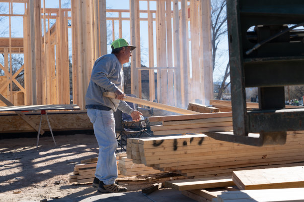 在劳动力和建筑供应短缺的房价高峰时期，房屋的建筑工作。图片下载