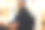 商人戴着耳机在办公室看书图片下载