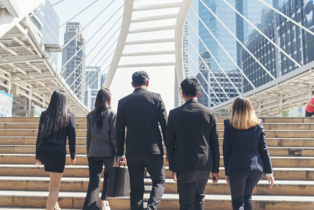 人群工人群体的人忙碌的生活与女商人，男人在城市街头的城市生活方式。业务人员的概念。熙熙攘攘的商务人士在现代城市生活中步行上班到办公室工作图片下载