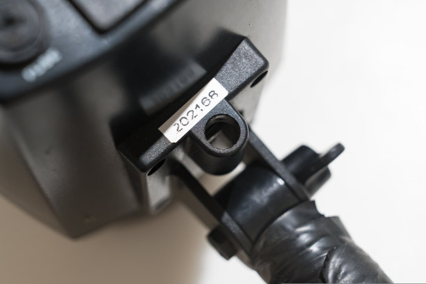 支架安装在白色背景上的Studio闪光灯上。图片下载