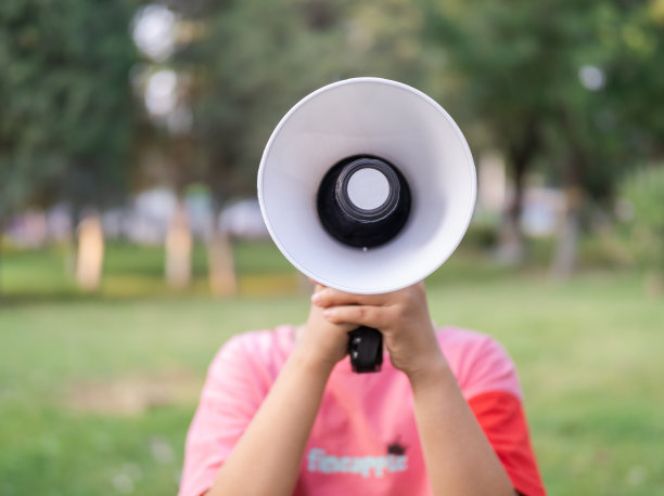 孩子用扩音器说话图片下载