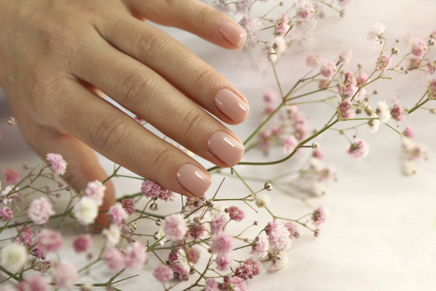 柔软的粉红色指甲。图片下载