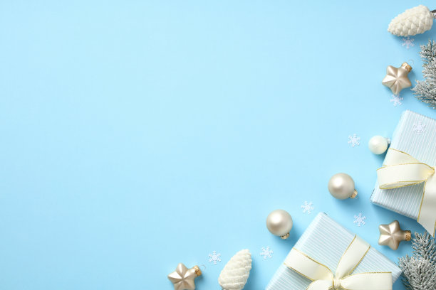 圣诞和新年假期背景。圣诞礼物和装饰上柔和的蓝色背景顶视图。新年贺卡模板。图片下载