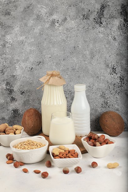 一个混凝土桌子上的素食非乳制品的分类，商店横幅，植物性的替代乳制品-牛奶，奶油，酸奶，奶酪，坚果，大米，燕麦片，扁豆，健康的天然食品概念图片下载