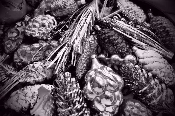 新年和圣诞节的圣诞树装饰，锥形的玻璃球和篮子。圆锥体和垂饰闪闪发光。节日的背景。很多圣诞装饰。黑白单色图片下载