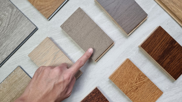 设计师手工选择的室内木地板材料包括橡木，胡桃木，灰，道格拉斯杉木工程(或强化)地板，灰和橡木乙烯基瓷砖。所选材料的俯视图。图片下载