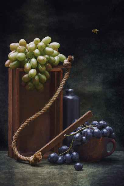 静物与葡萄，一个盒子和一个黑色的瓶子图片下载