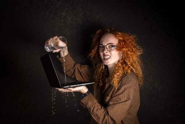 愤怒的女人图片下载