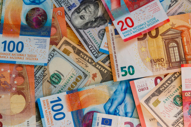 多货币背景美元，欧元和瑞士法郎图片下载