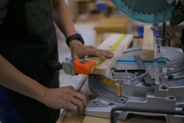 木匠正在车间里工作。图片下载