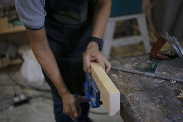 木匠正在车间里工作。图片下载