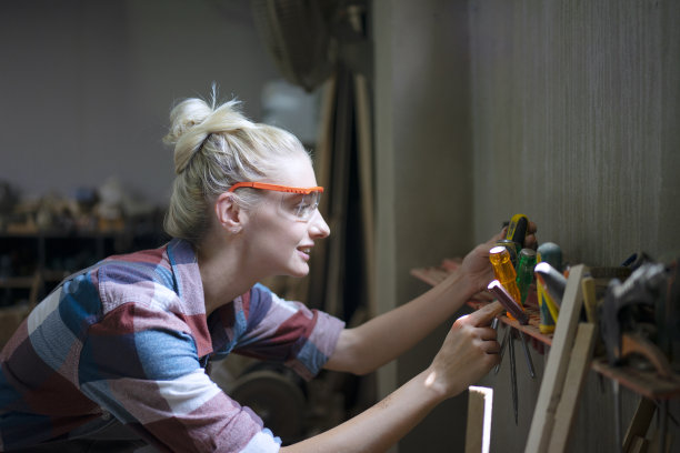 木匠正在车间里工作。图片下载