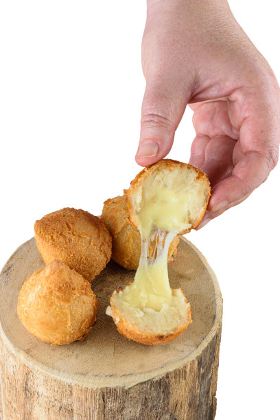 一位女士拿起了美味的巴西香肠，里面塞满了融化的马苏里拉奶酪(白色背景)。图片下载