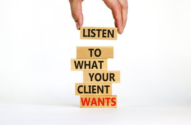 支持您的客户端符号。在漂亮的白色背景的木块上倾听你的客户想要什么，复制空间。商人的手。业务，支持你的客户概念。图片下载