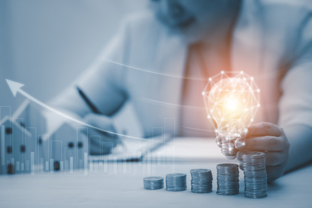 创造力和创新，女人手拿灯泡和图标在桌上工作，创造力和创新是成功的关键。用图标和灯泡的新想法和创新的概念，图片下载