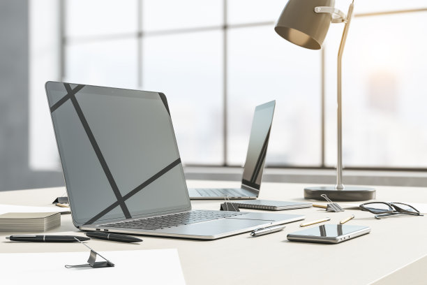 视角的时尚阳光下的工作空间与现代笔记本电脑反射，智能手机，灯和办公工具在模糊的窗口背景上的光表。3 d渲染,模型图片下载