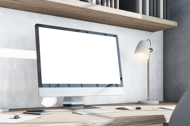 视角上空白白色现代电脑显示器与反射和复制空间为您的文本或标志的木桌上照明灯浅灰色的墙壁背景。3D渲染，模拟图片下载