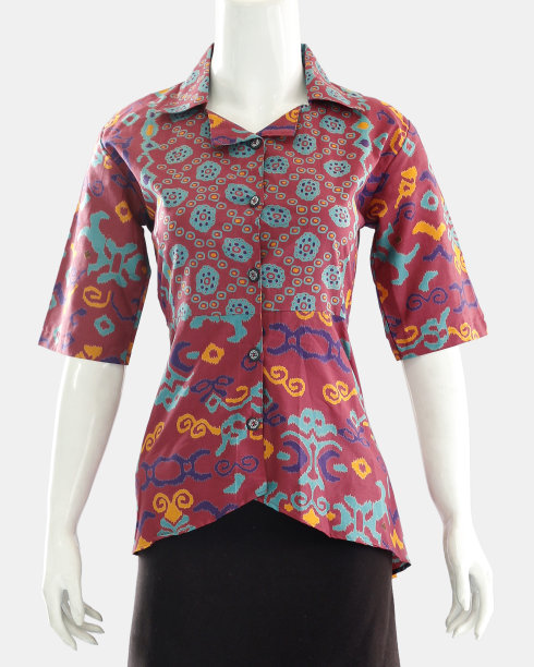 美丽的衬衫与浓厚的装饰图案与民族的细微差别图片下载