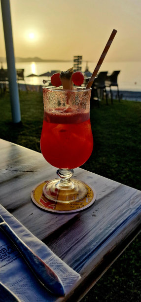 鸡尾酒在日落时分图片下载