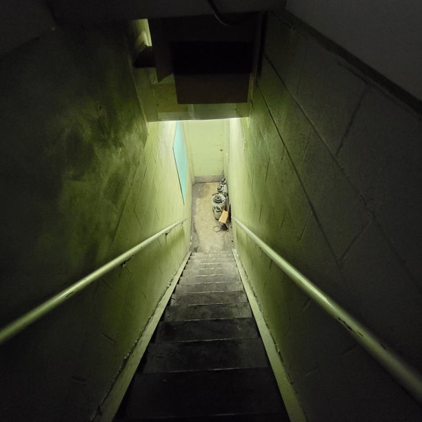 隧道尽头的光图片下载