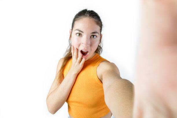惊奇的女子在自拍。图片下载