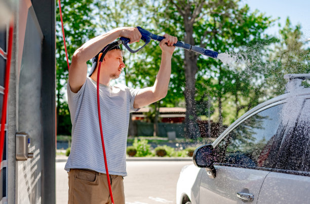 一个男人洗车的镜头图片下载