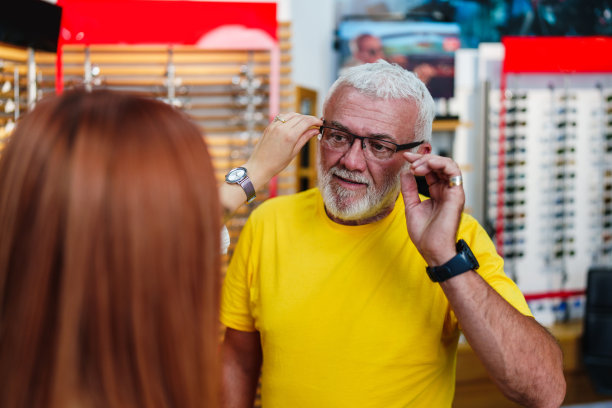 眼镜店的高级职员图片下载
