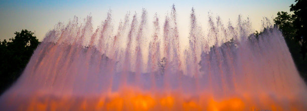 日落前的日照，在西班牙加泰罗尼亚的巴塞罗那，蒙juic歌唱魔术喷泉的表演。图片下载