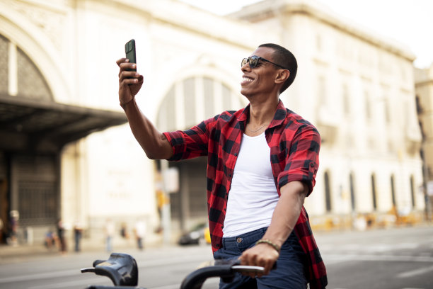 骑电动自行车的年轻人图片下载